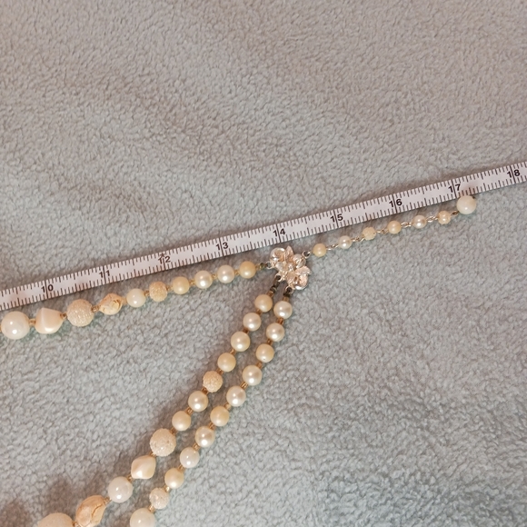 🌹Vintage Made in Japan Triple Strand Statement Necklace and Clip-on Earrings - Picture 6 of 10